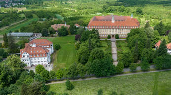 Blick auf das Klostergebäude mit seinem weitläufigen Park. Das gesamte Areal umfasst 41.000 Quadratmeter. 