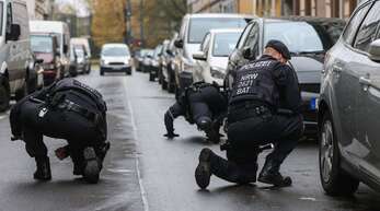 Die Polizei sucht in Krefeld nach Beweismitteln.